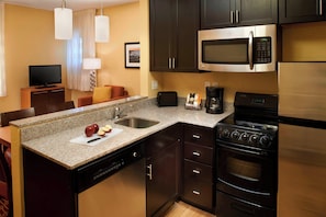 Premium bedding, desk, blackout drapes, iron/ironing board - Towneplace Suites by Marriott Saginaw (Saginaw)