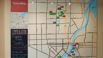 Un mapa con ubicaciones señaladas y un cartel con un mensaje de bienvenida.