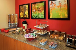 Free daily continental breakfast - Towneplace Suites by Marriott Saginaw (Saginaw)