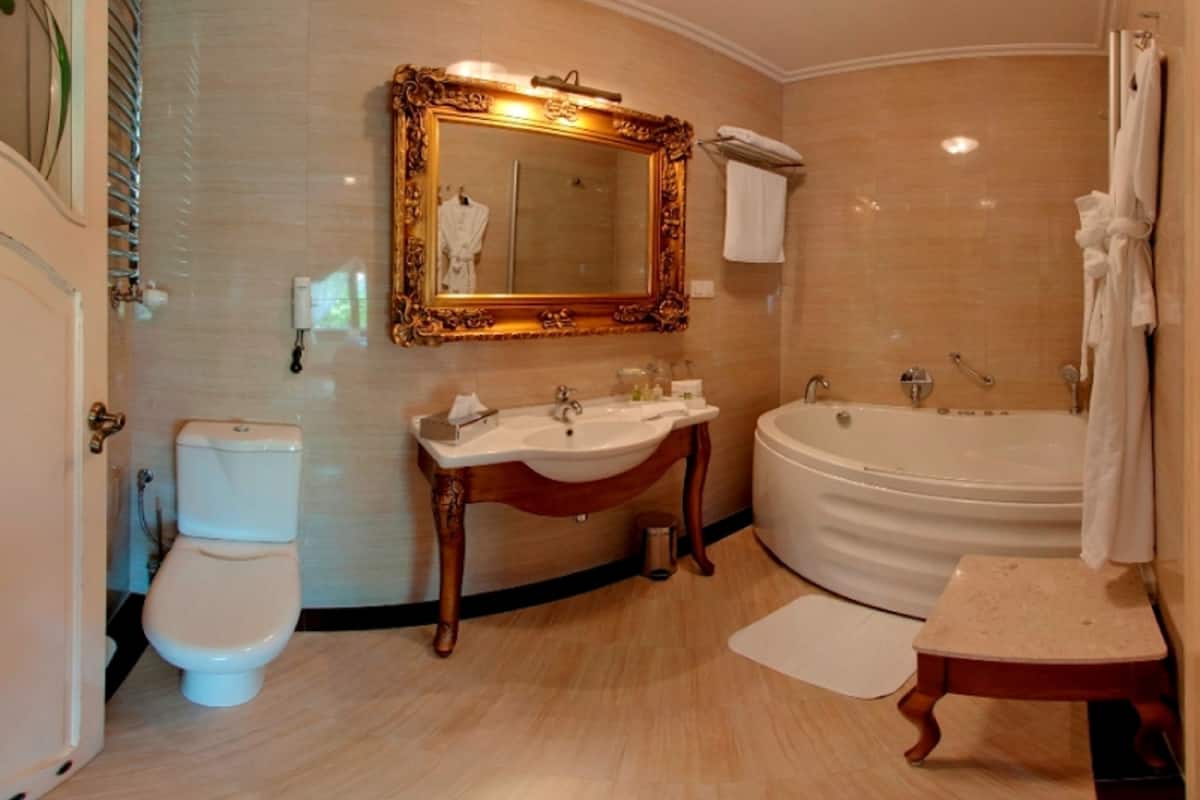 family studio | bathroom | free toiletries, hair dryer, bathrobes, slippers