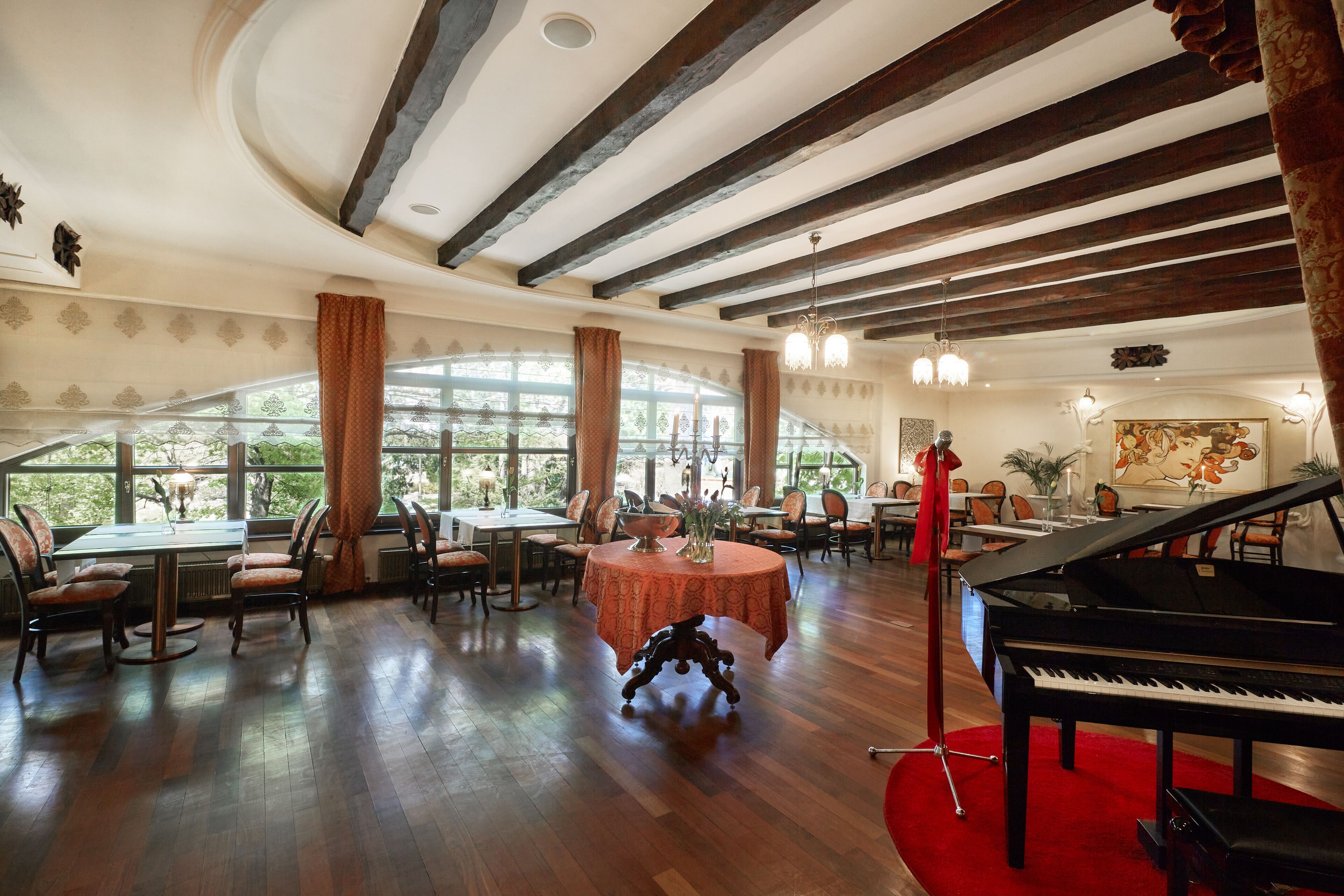 2 restoran, melayani makan siang 