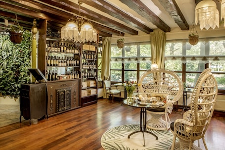 2 restaurants, lunch served