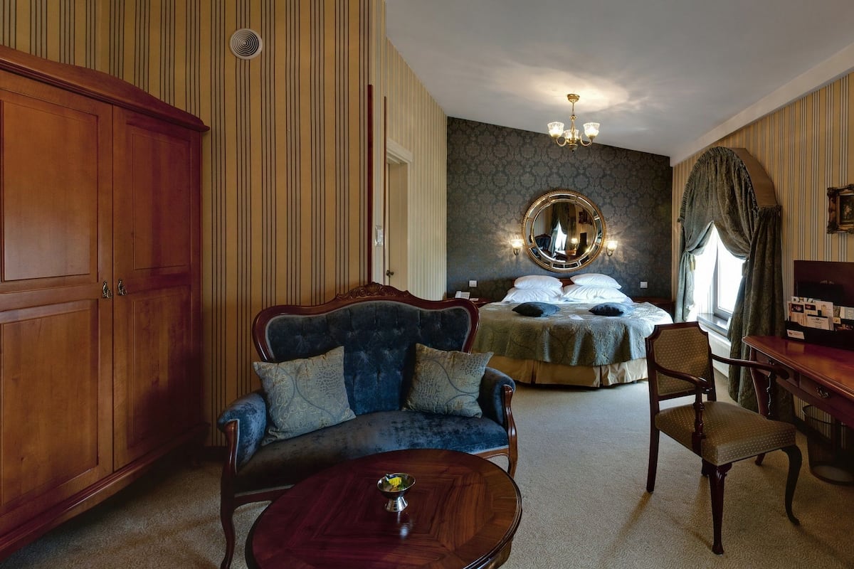 Egyptian cotton sheets, premium bedding, minibar, in-room safe