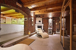 室内游泳池，日光浴躺椅