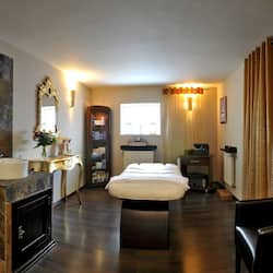 Couples treatment rooms, body treatments, aromatherapy, body wraps
