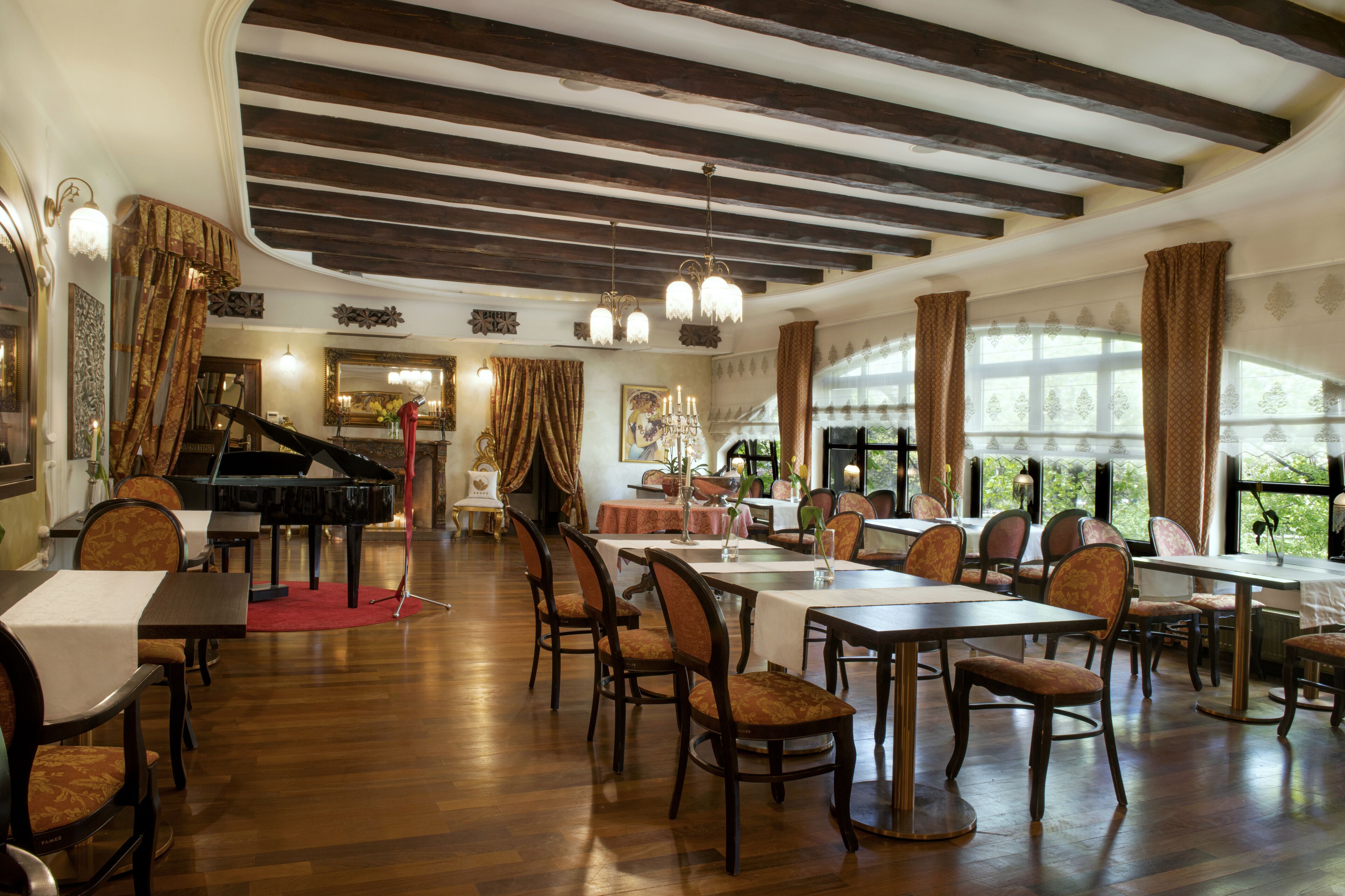 2 restaurants, lunch served