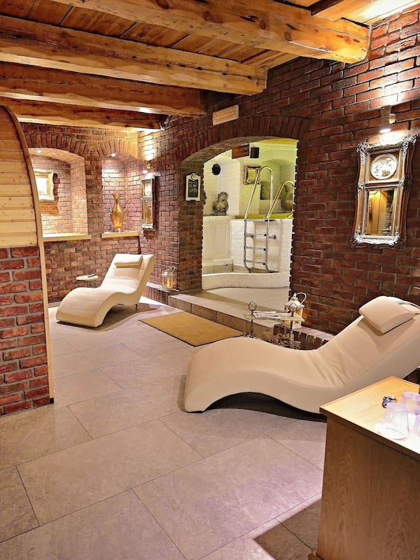 Indoor pool, sun loungers