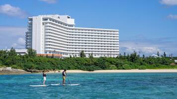 Beach nearby, white sand, beach towels, snorkeling
