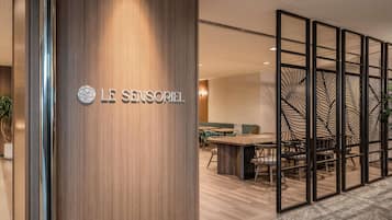 Breakfast and dinner served