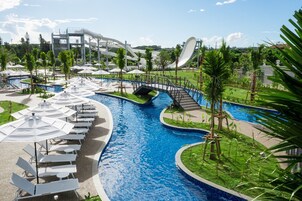Una piscina al aire libre de temporada