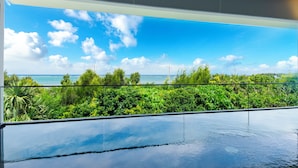 Una piscina infinita moderna con vistas despejadas al océano y al cielo.