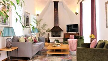 40-inch flat-screen TV with digital channels, TV, Netflix