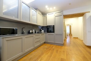 Grand réfrigérateur, micro-ondes, cafetière/bouilloire