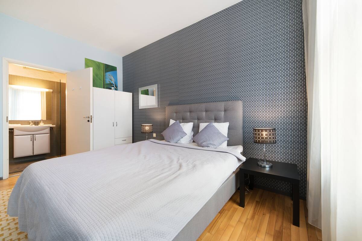 37 chambres, literie de qualité supérieure, fer et planche à repasser