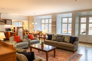 Apartamento, 4 quartos, sauna seca | 37 quartos, roupas de cama premium, individualmente decorados