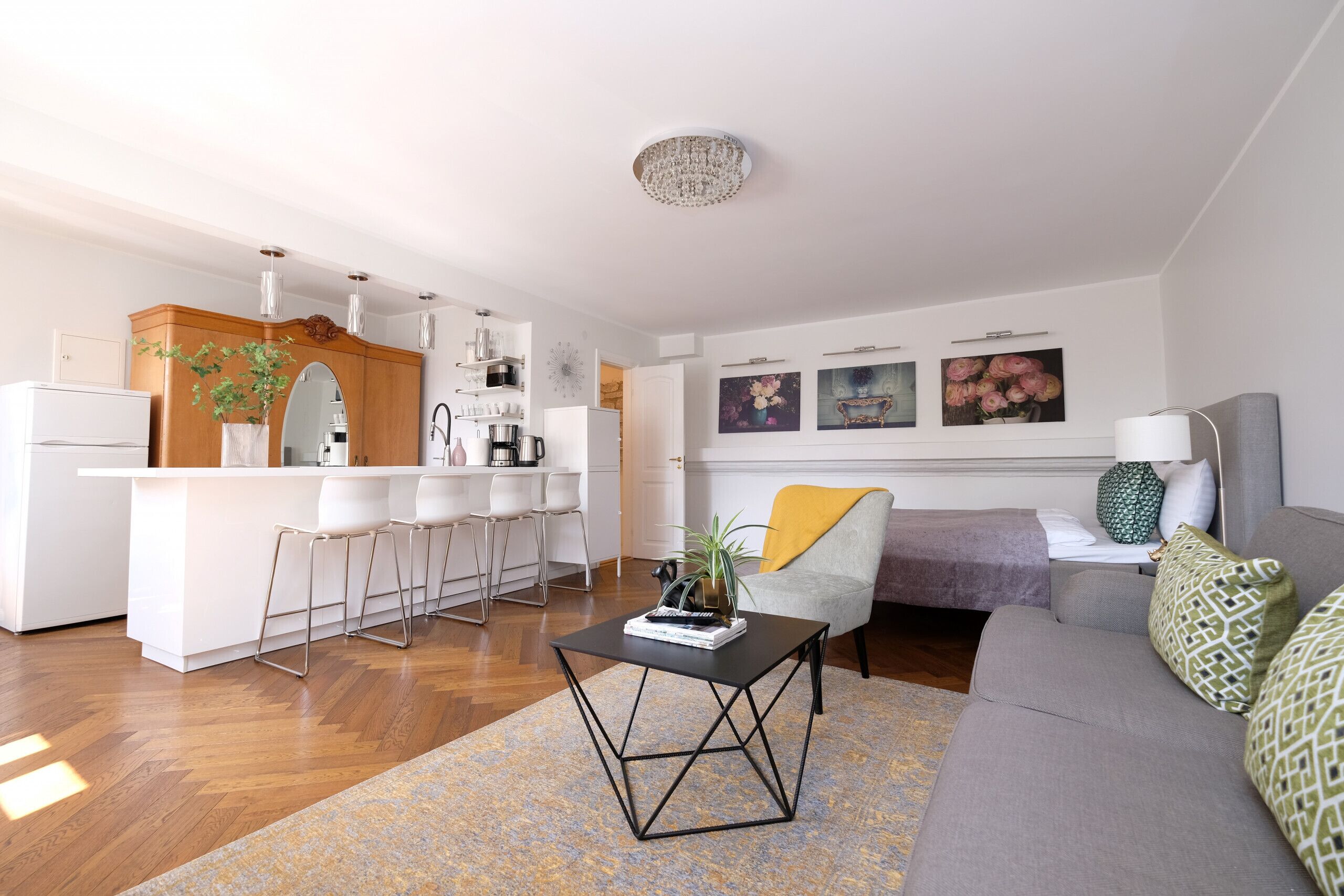 Ein modernes Apartment mit Küche, Essbereich und Wohnzimmer.