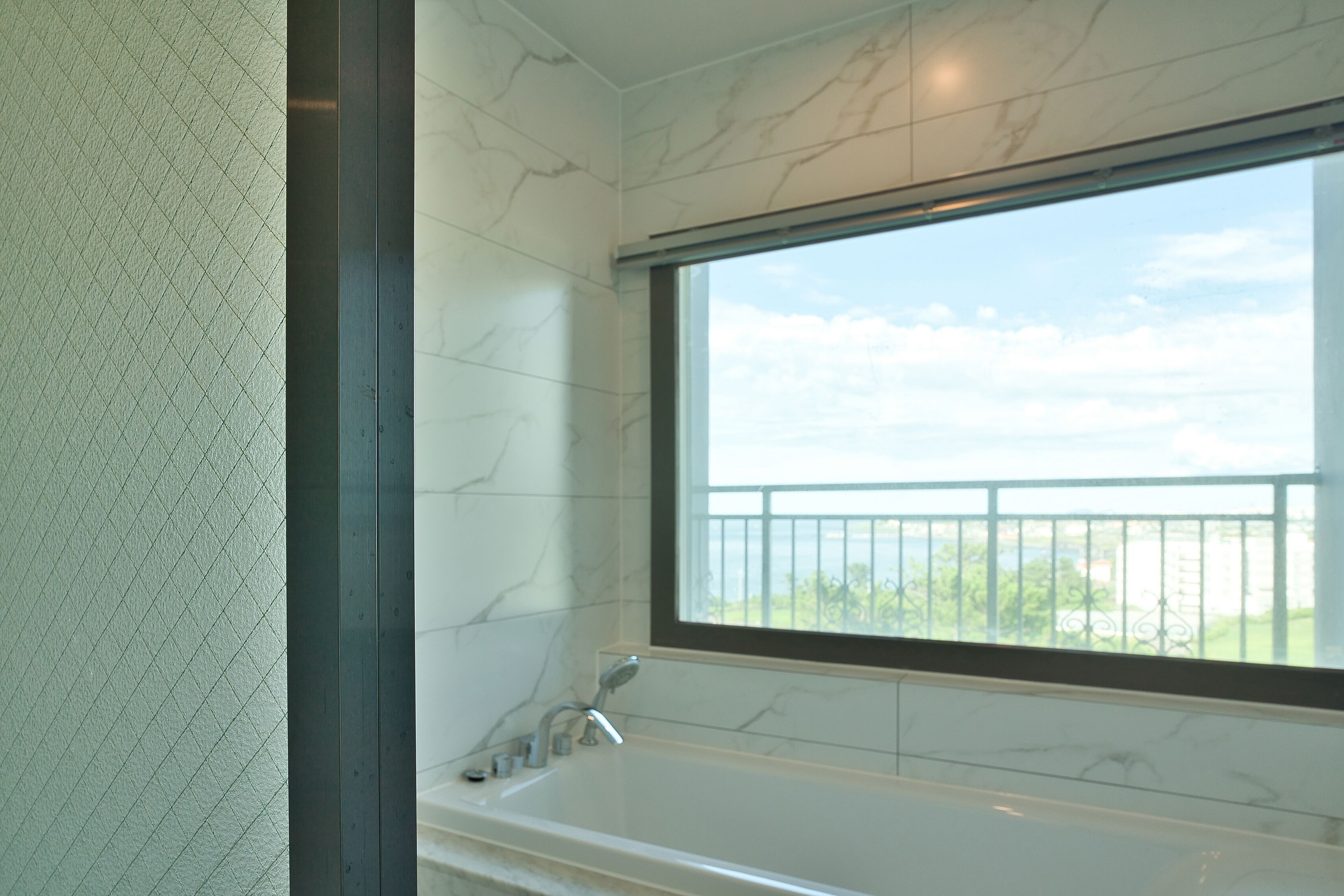 grand suite | bathroom | shower, free toiletries, hair dryer, bidet