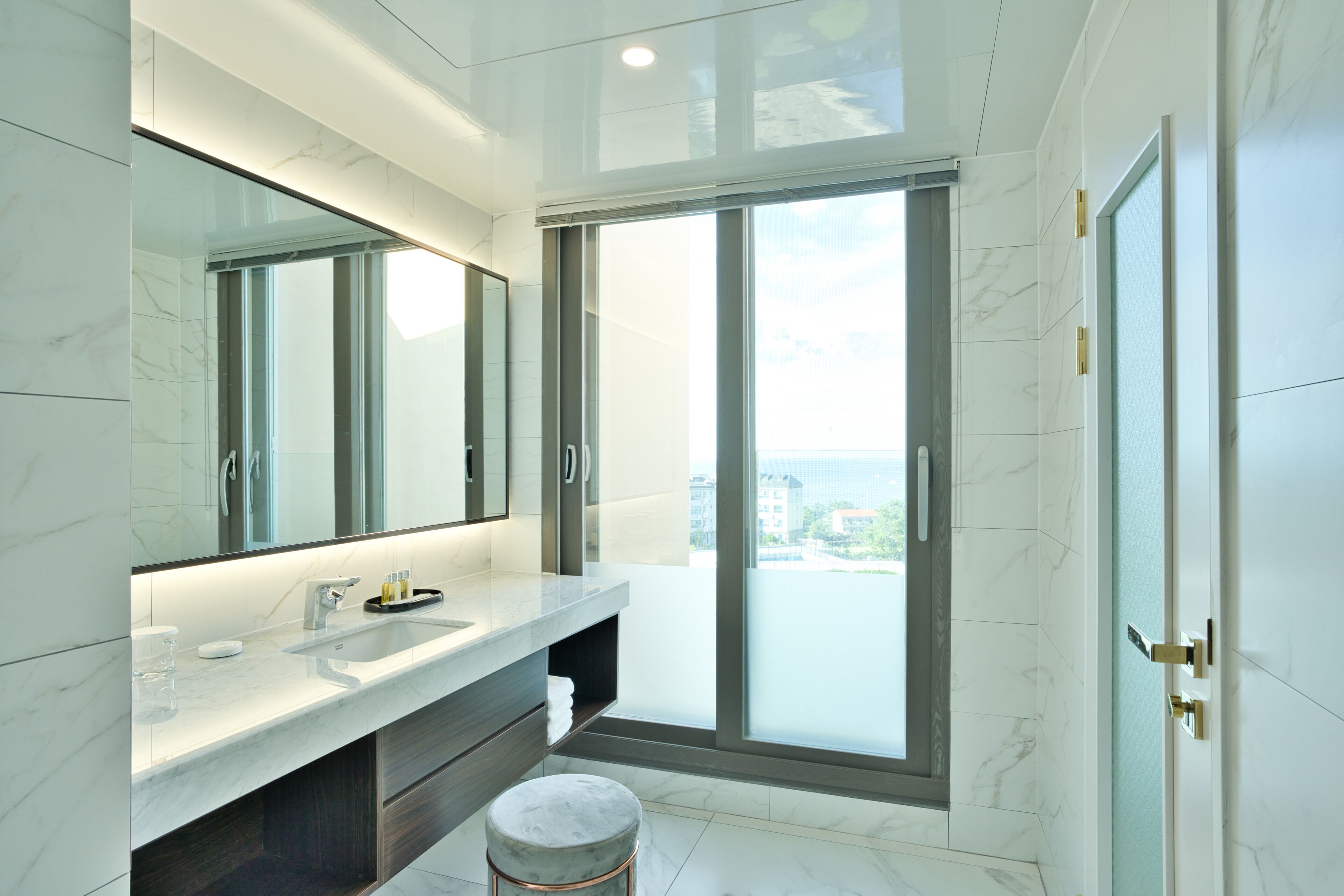 royal suite | blackout curtains, free wifi, bed sheets