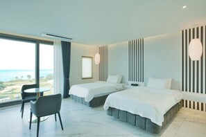 Blackout drapes, free WiFi, bed sheets - Boutique Villa De Aewol (Jeju City)
