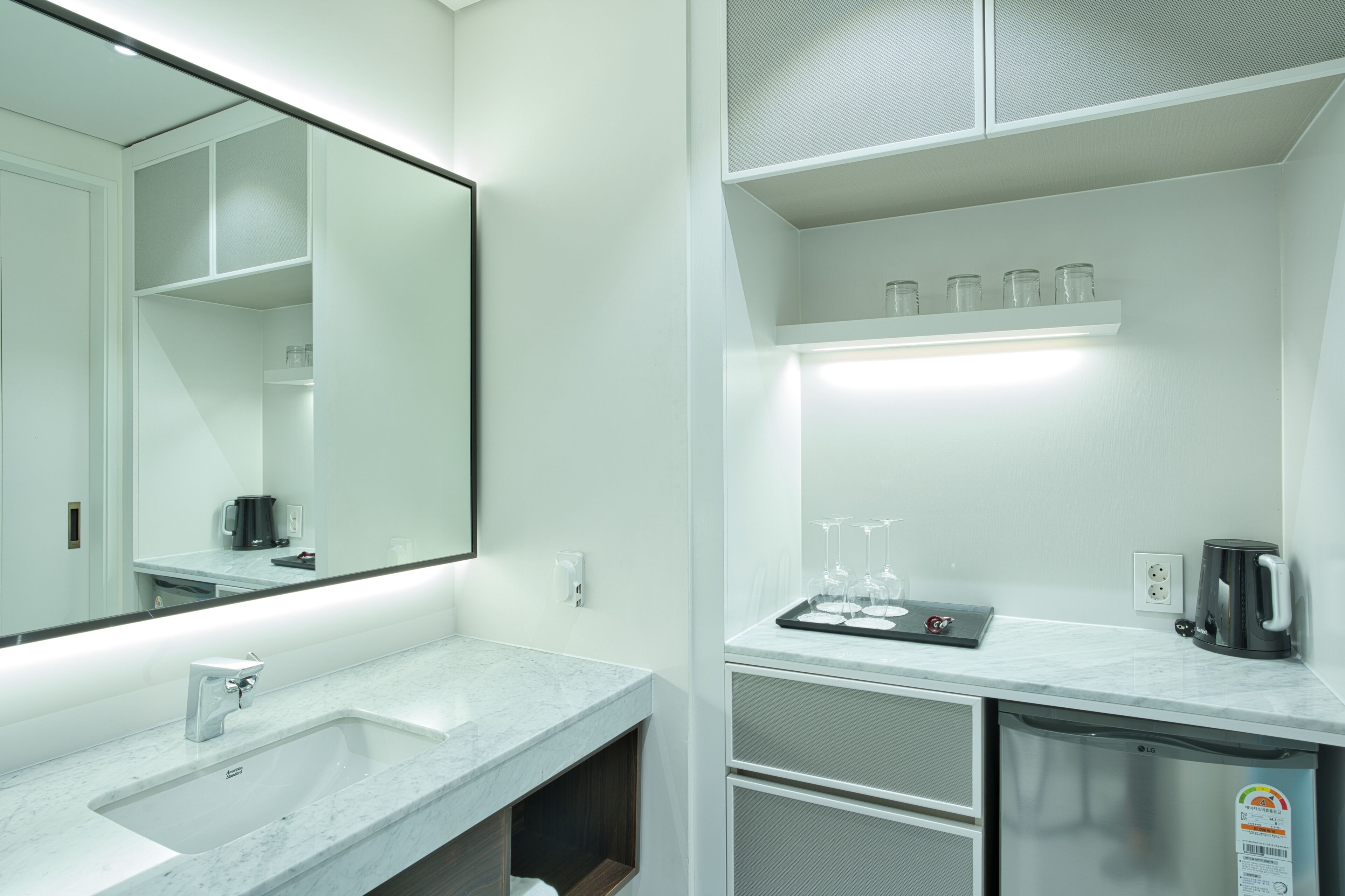 royal suite | blackout curtains, free wifi, bed sheets