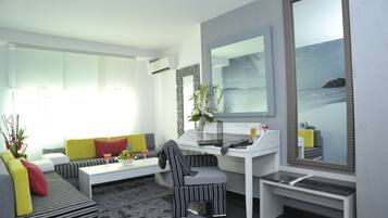 Suite (Trianon) | 1 slaapkamer, een minibar, een kluis op de kamer, een bureau