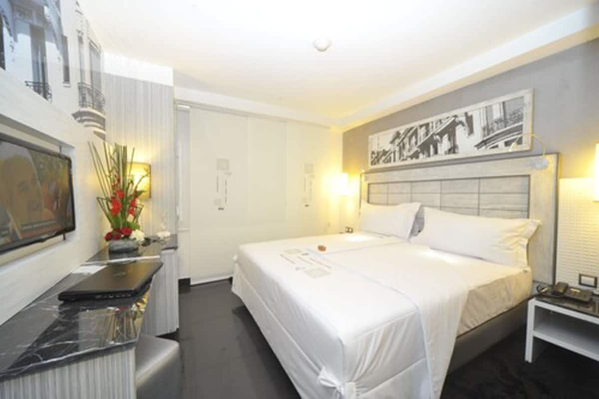 1 slaapkamer, een minibar, een kluis op de kamer, een bureau