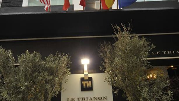 Der Eingang des Hotels Le Triannon mit den Flaggen der USA, Spaniens und der EU.