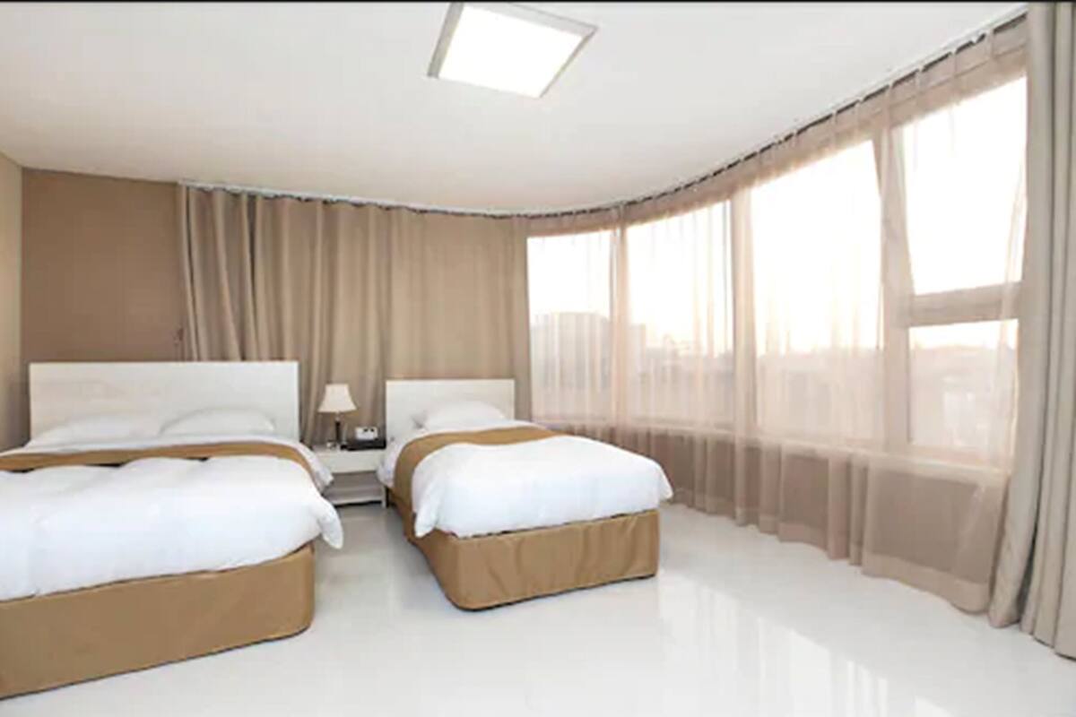 Royal Suite | Iron/ironing board (on request), WiFi (free), bed sheets