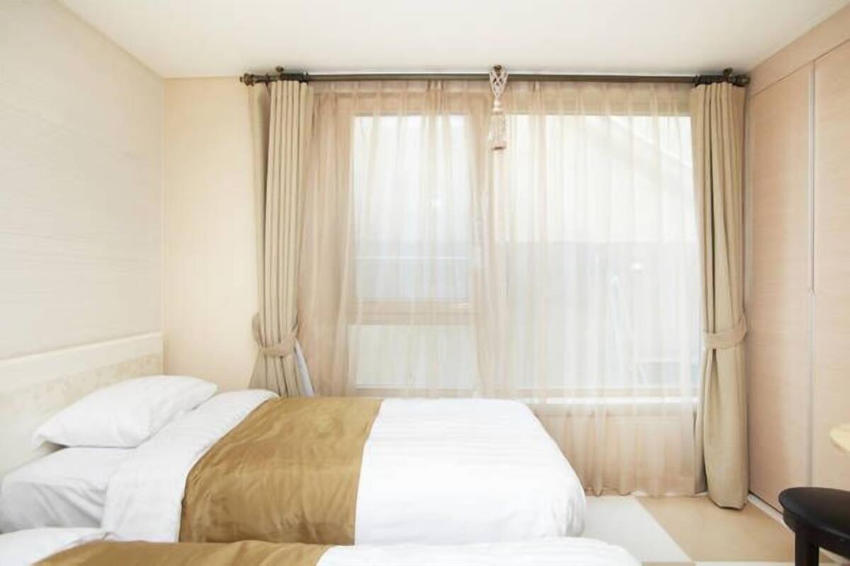 Standard Studio, 2 Twin Beds, Kitchenette | Iron/ironing board (on request), WiFi (free), bed sheets