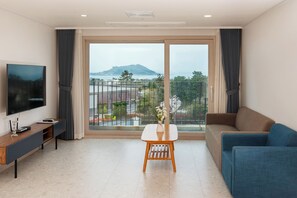 55-inch Smart TV with cable channels, TV, books - Hallim Resort (Jeju City)