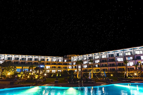 Una piscina al aire libre de temporada (de 10:00 a 19:00), sombrillas