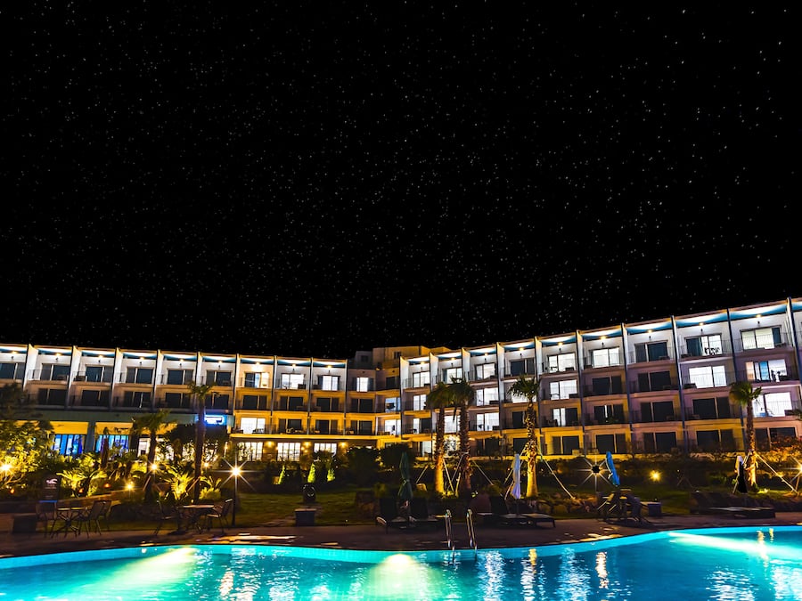 Una piscina al aire libre de temporada, sombrillas