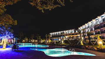 Seasonal outdoor pool, pool umbrellas, sun loungers