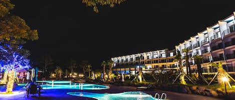 Seasonal outdoor pool, open 10:00 AM to 7:00 PM, pool umbrellas