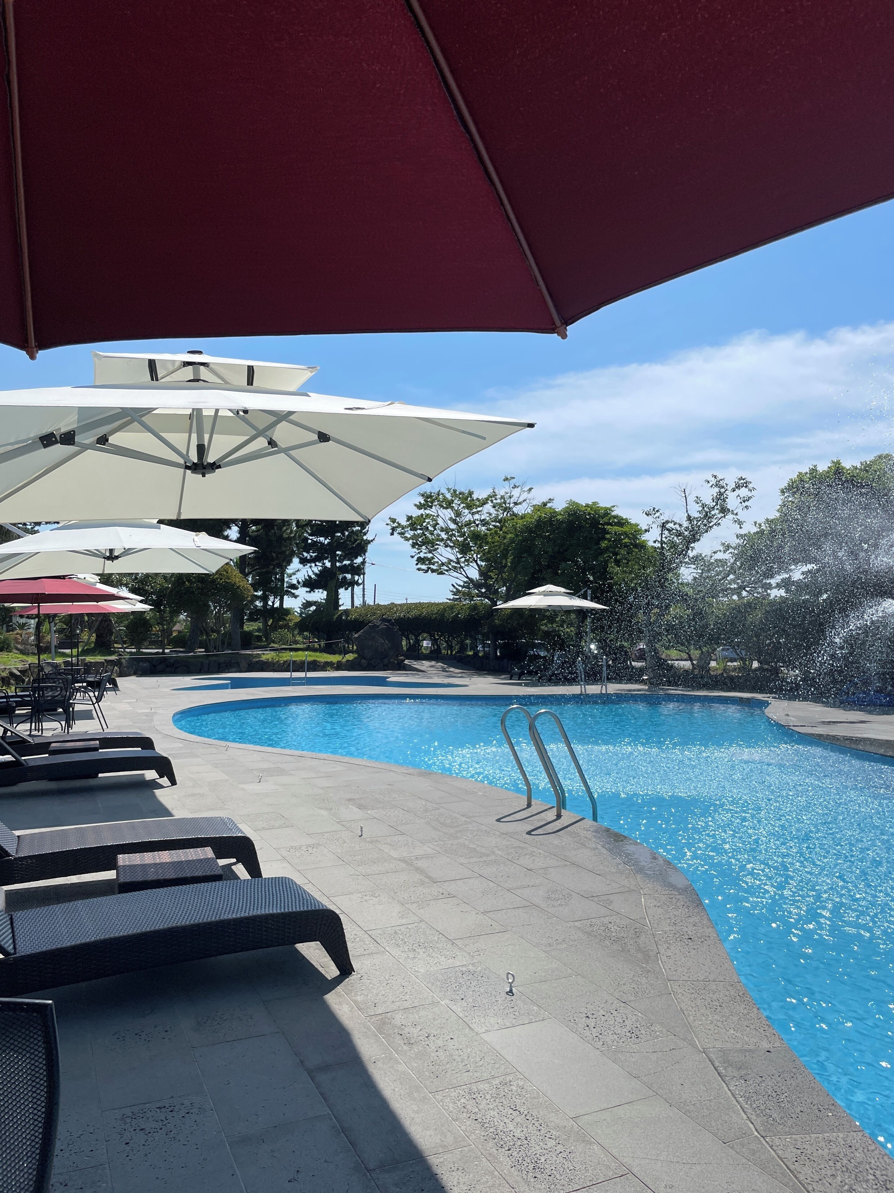 季節限定屋外プール、営業時間 10:00 ～ 19:00、プール パラソル、サンラウンジャー