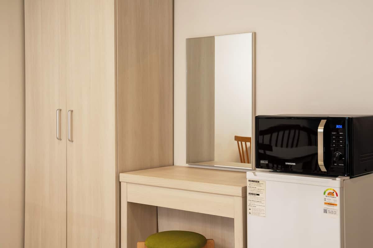 1 bedroom, blackout curtains, free wifi, bed sheets