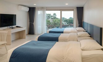 Cortinas blackout, wifi gratis y ropa de cama 