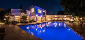 2 piscinas al aire libre, sombrillas, sillones reclinables de piscina