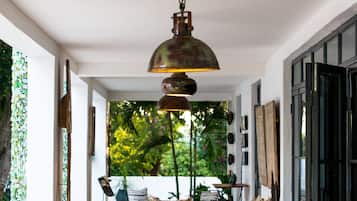 Se sirven desayunos y cocina local e internacional, junto a la piscina