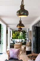 Se sirven desayunos y cocina local e internacional, junto a la piscina 