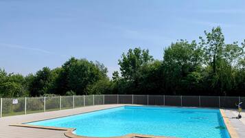 Alberca al aire libre por temporada y camastros