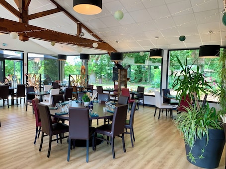 Restaurant. Terres de France - Natura Resort Pescalis