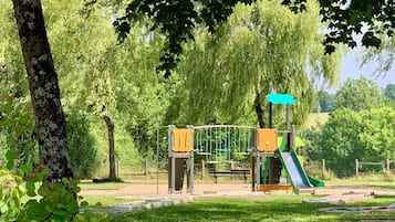 Área de juegos infantiles al aire libre