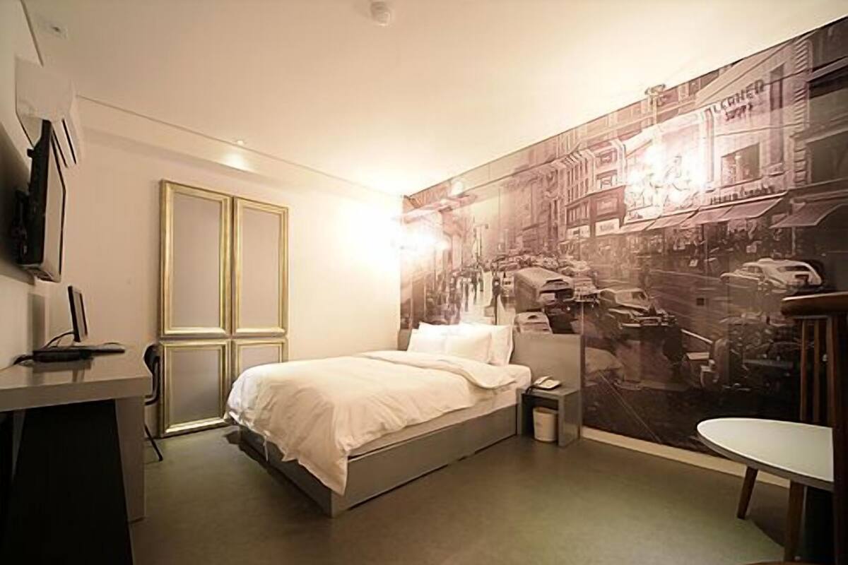 1 bedroom, down duvets, memory-foam beds, minibar