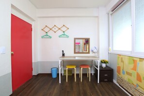 مكتب ومكواة/لوح كي وواي فاي مجانًا