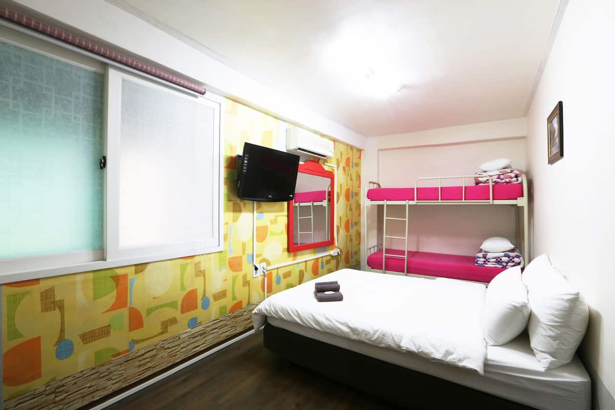 Family Room | Desk, iron/ironing board, free WiFi
