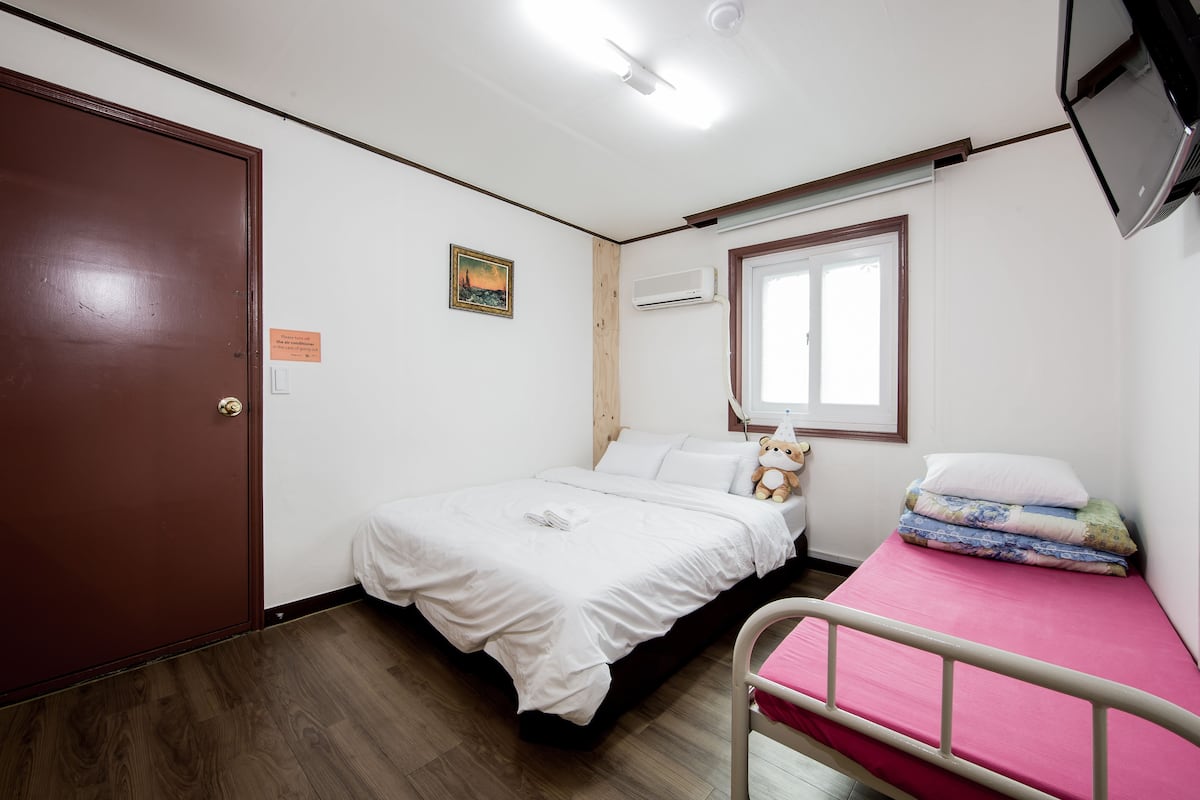 Triple Room | Desk, iron/ironing board (on request), WiFi (free)