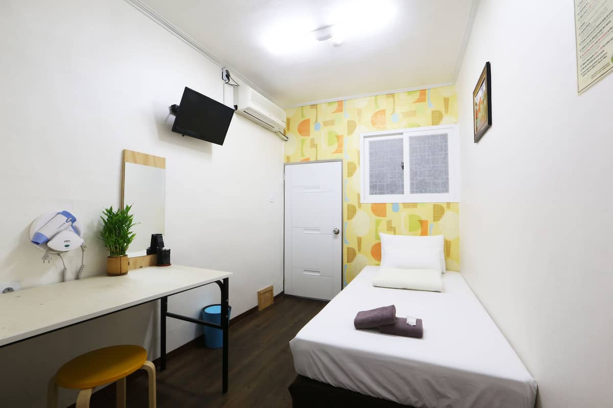Single Room | Desk, iron/ironing board (on request), WiFi (free)