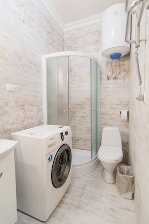 Deluxe Studio | Bathroom