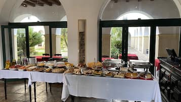 Café da manhã com buffet grátis todos os dias